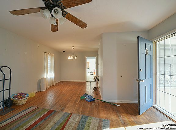5th image of 1811 Hicks Ave