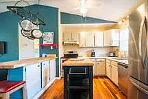 3 bed, 1.5 bath, 1025 sqft, $1,900 — Photo 2