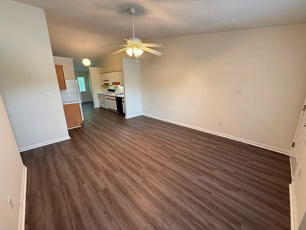 3 bed, 1200 sqft, $1,500 — Photo 4