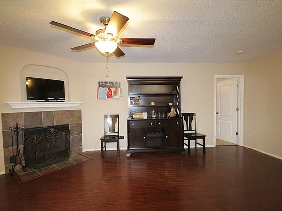 4th image of 905 Larkspur Dr