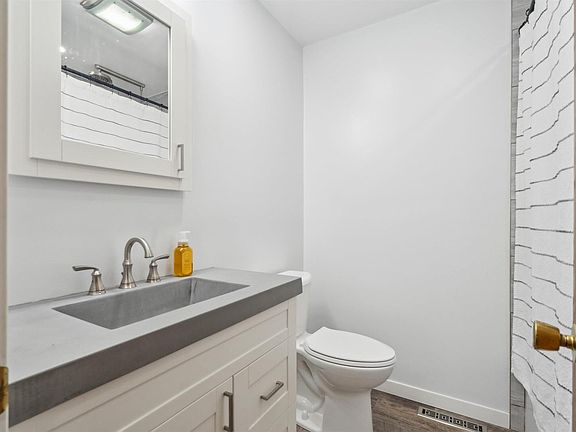 5th image of 716 Country Club Dr