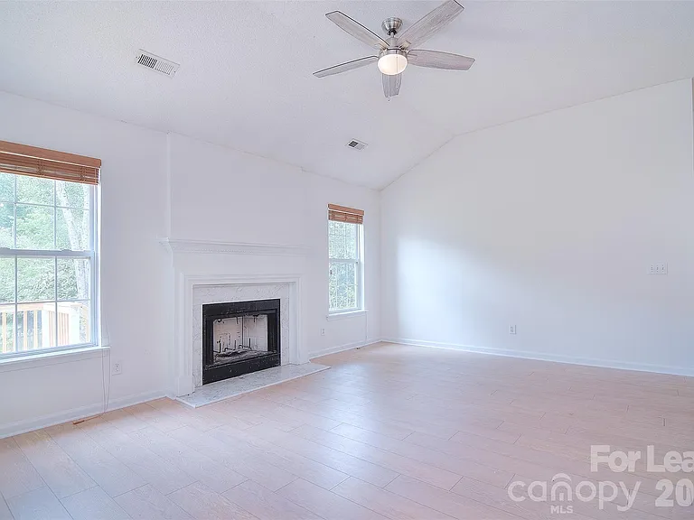 550 Carlisle Dr — Photo 24