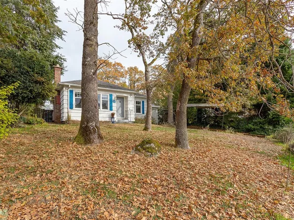 1118 Tolmie Ave, Saanich, BC V8X 2H5