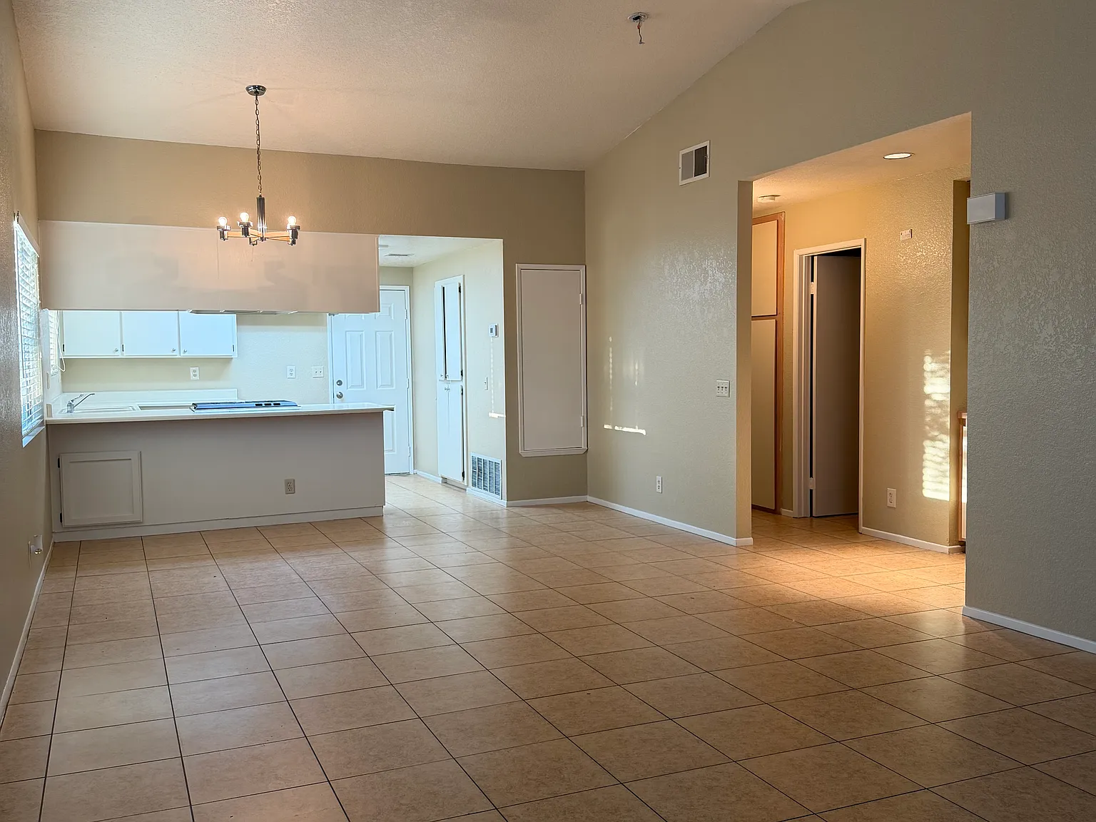 2 bed, 1100 sqft, $1,850 — Photo 2