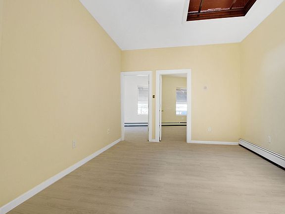 3rd image of 11127 Jamaica Ave