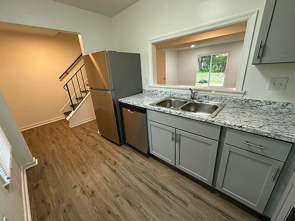 5th image of 430 Hickorywood Cir