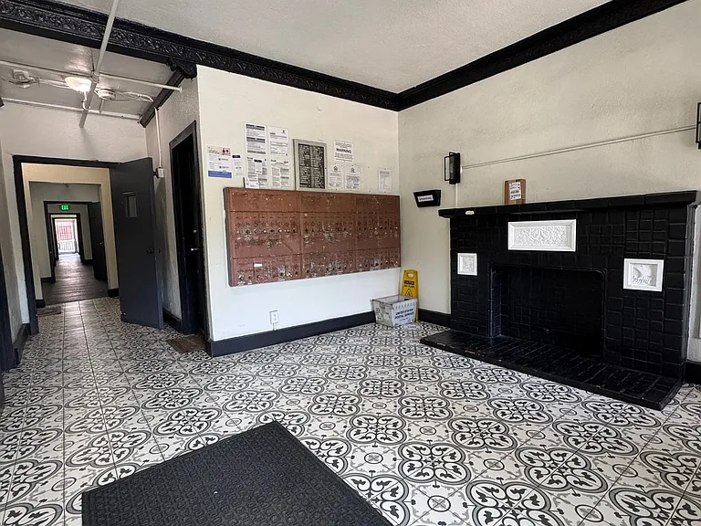 447 S. Rampart Blvd - Studio & 1 Bedroom Apartment! — Photo 3