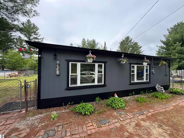 1520 Northwoods Dr, Alger, MI 48610