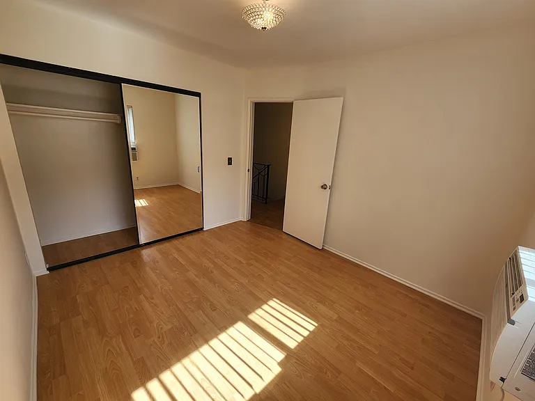 1141 Irving Ave #3 — Photo 19