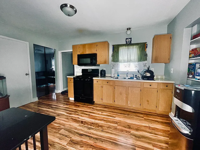 104 Kelburn St #2 — Photo 4