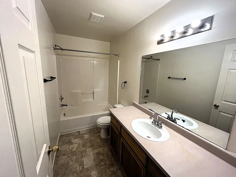 2025 Thiel Ave — Photo 8
