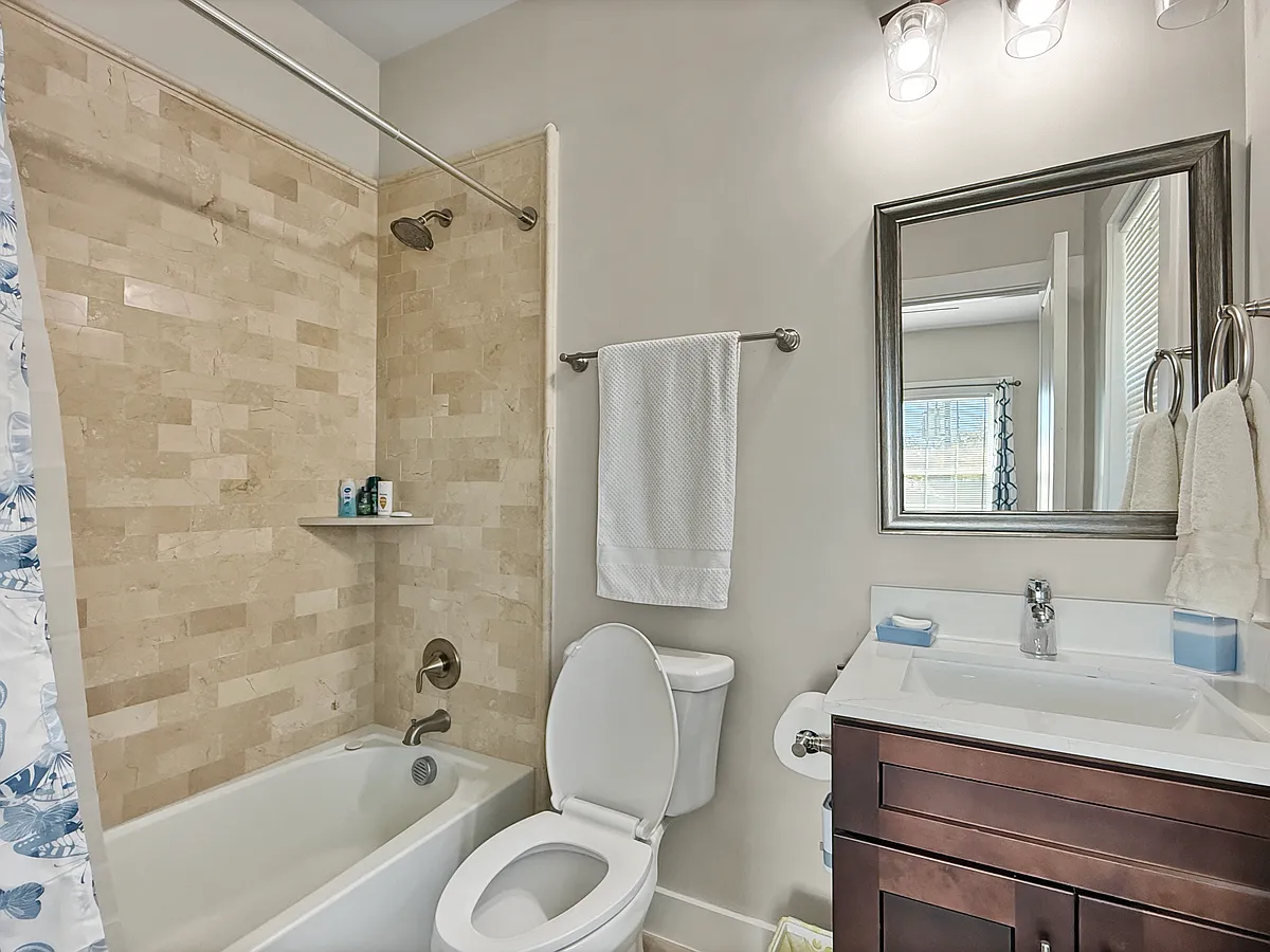 Building Photo - 801 N Marsalis Ave #201