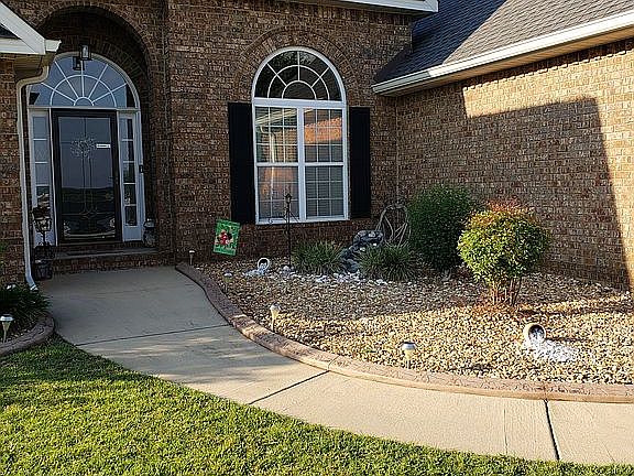 3rd image of 283 Hathersage Dr