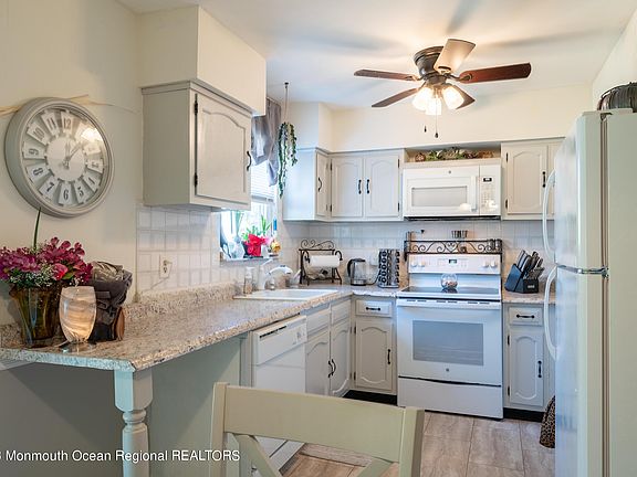 3rd image of 23B Dartmouth St