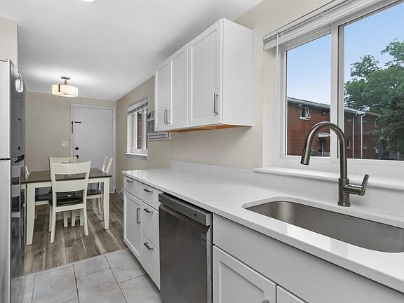 4th image of 208 Bishop Dr Unit 208