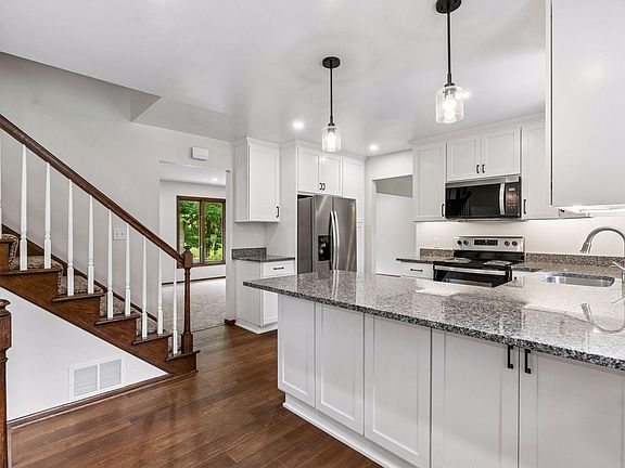 5th image of 1086 Carlton Dr