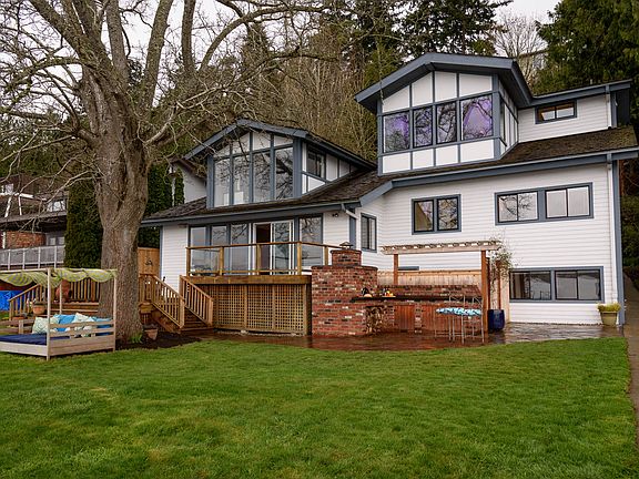 2nd image of 1082 W Lake Sammamish Pkwy NE