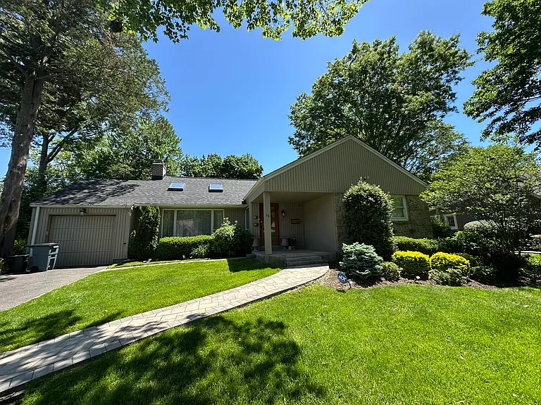 26 Midland Rd — Photo 1