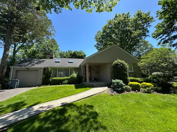 26 Midland Rd, Roslyn Heights, NY 11577