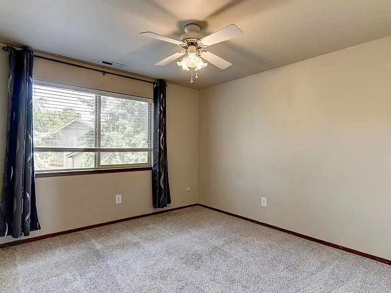 1250 SW Heller St #E1 — Photo 11