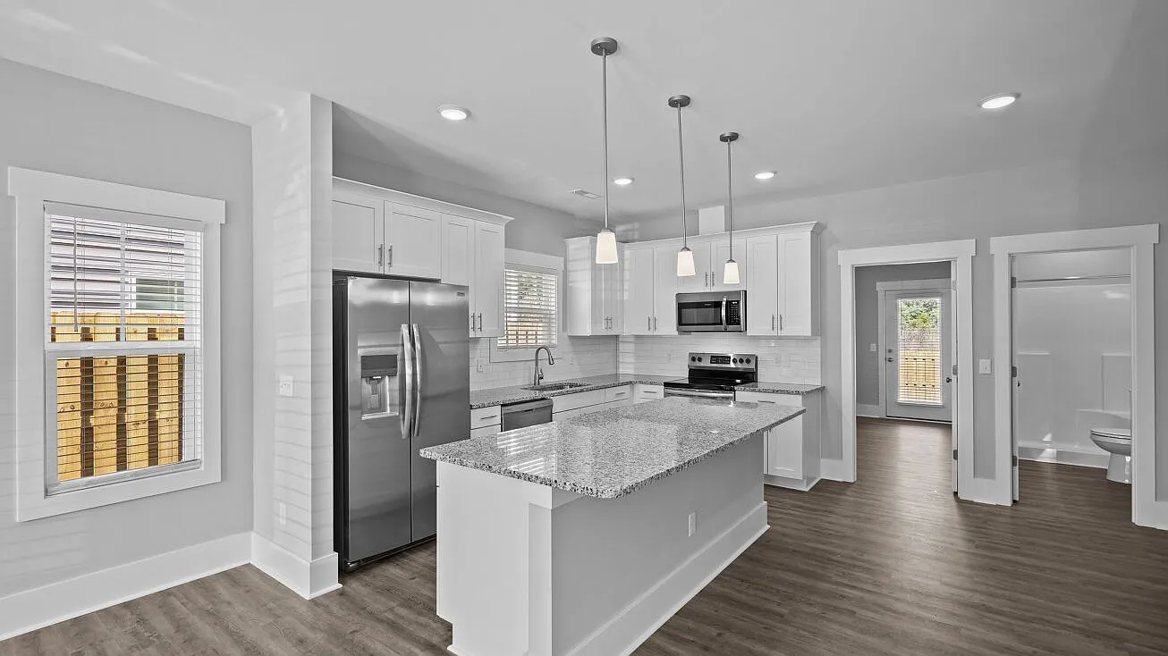 4 bed, 2500 sqft, $2,400 — Photo 3