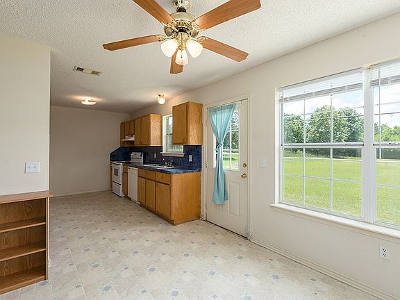 4th image of 2776 Benton Dr