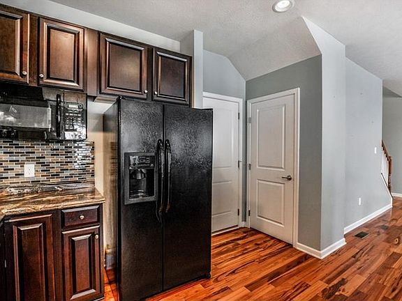 5th image of 84 Kensington Dr