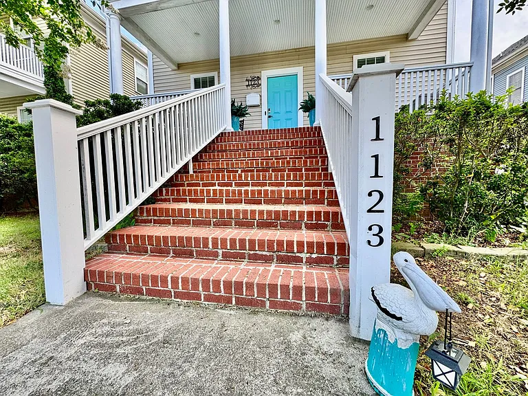 1123 W Ocean View Ave — Photo 5