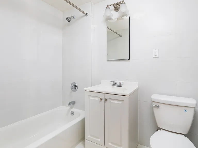 20-32 41st St #2 — Photo 3