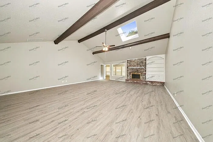 3 bed, 2.0 bath, 2395 sqft, $1,795 — Photo 2