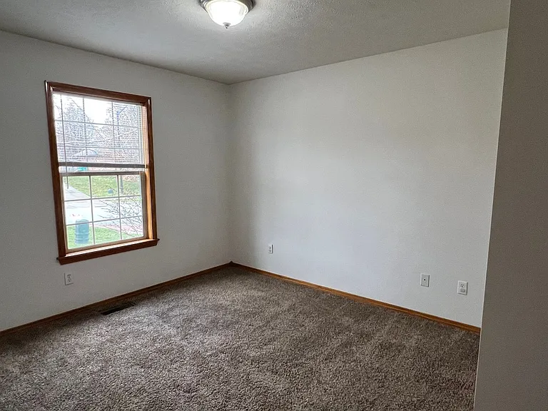 414 S Michelle Ave — Photo 9