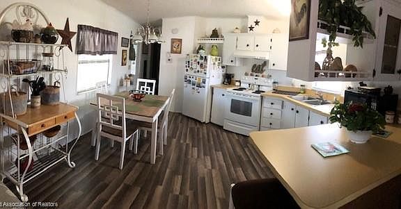 2nd image of 218 White Poplar St