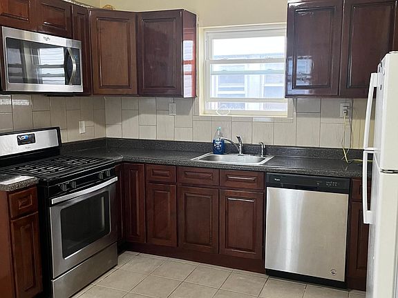2nd image of 1-11539 135th St #1