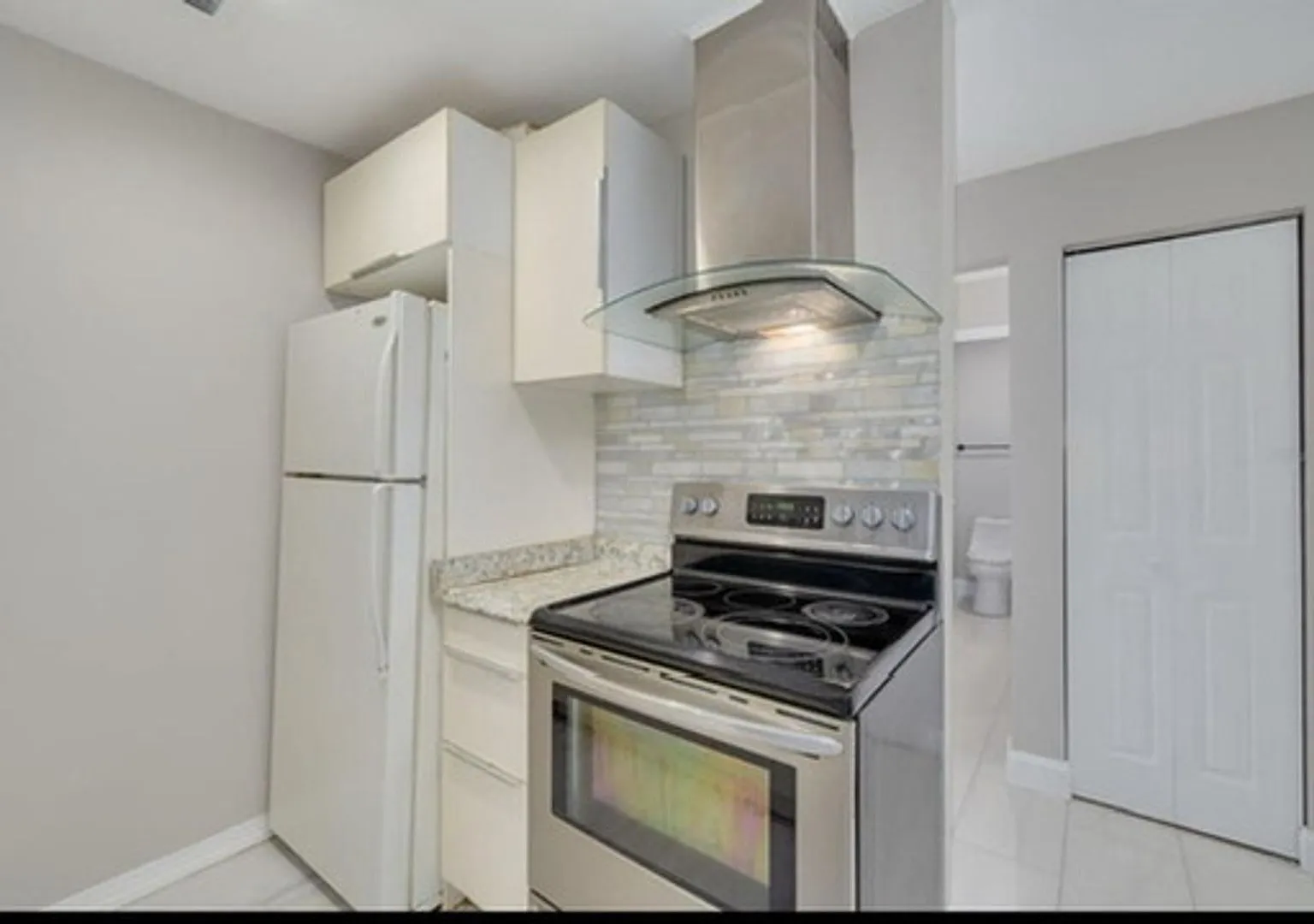 2 Bed/1 Bath, 2nd Floor Condo At Parklane Condos Available Now! — Photo 2