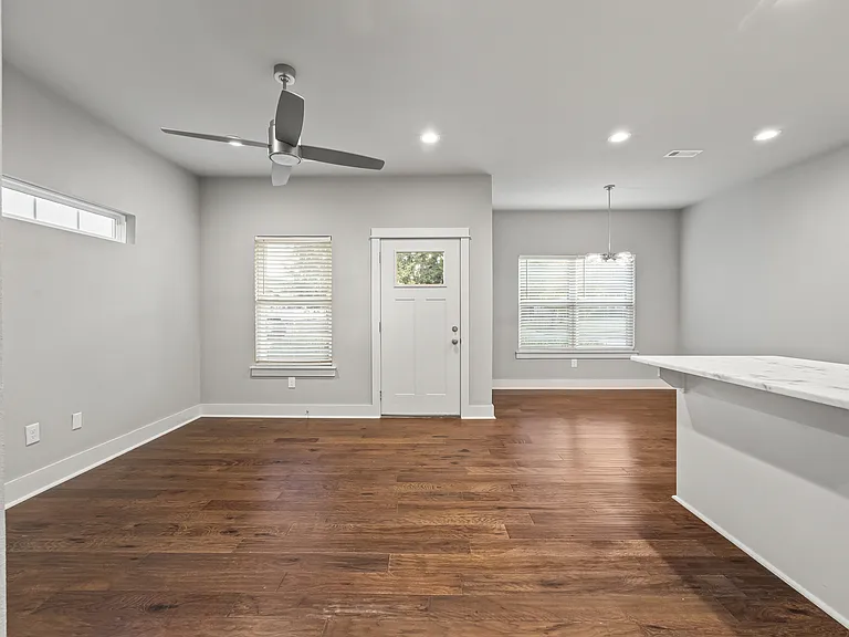 910 W Cato Springs Rd — Photo 1