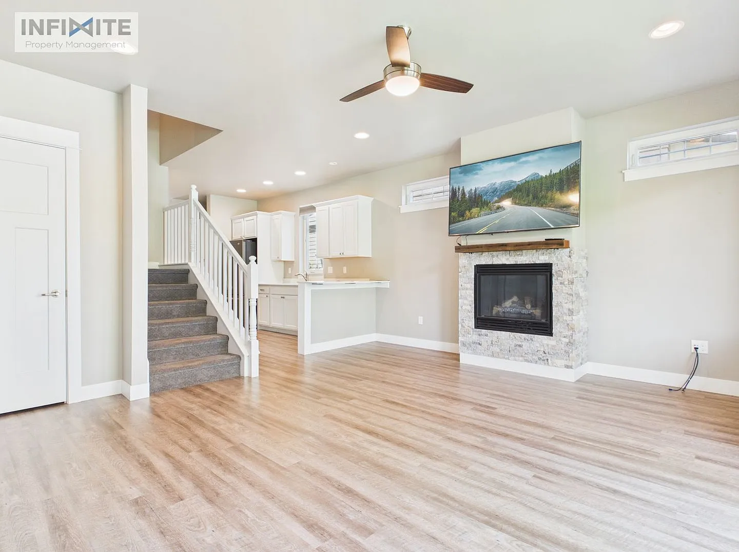 Spacious 4-Bedroom End-Unit Townhome with Two Primary Suites Dog Friendly! — Photo 4