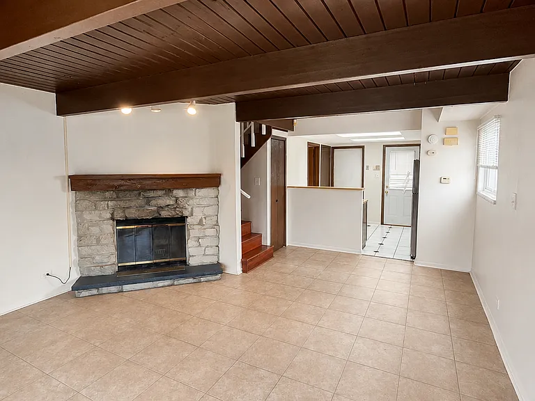 417 Meadow Green Ln — Photo 3