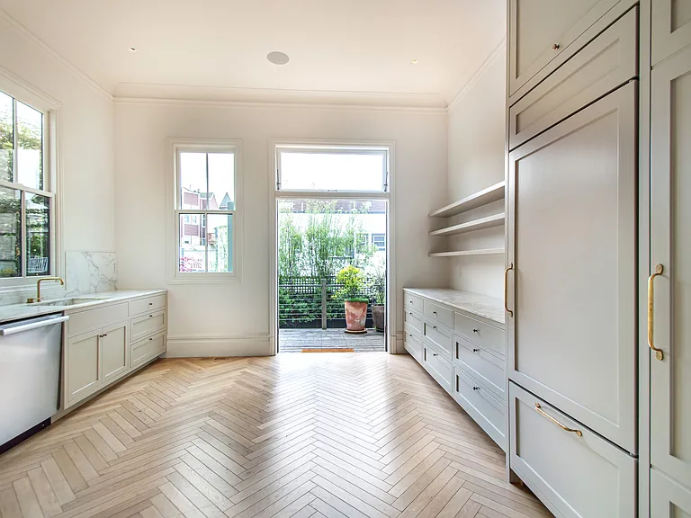 2381 Bush St — Photo 3