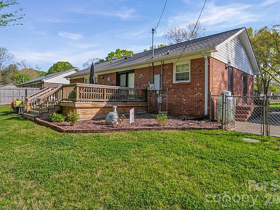 2nd image of 5715 Hillcrest Cir