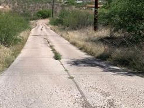 Exterior Neighborhood (street photo)
