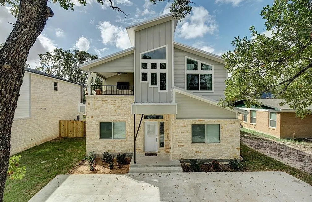 5 bed, 4.5 bath, 2142 sqft, $2,900 — Photo 2