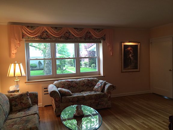 2nd image of 2 Leslie Ln