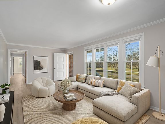 5th image of 711 Pleasantwood Dr