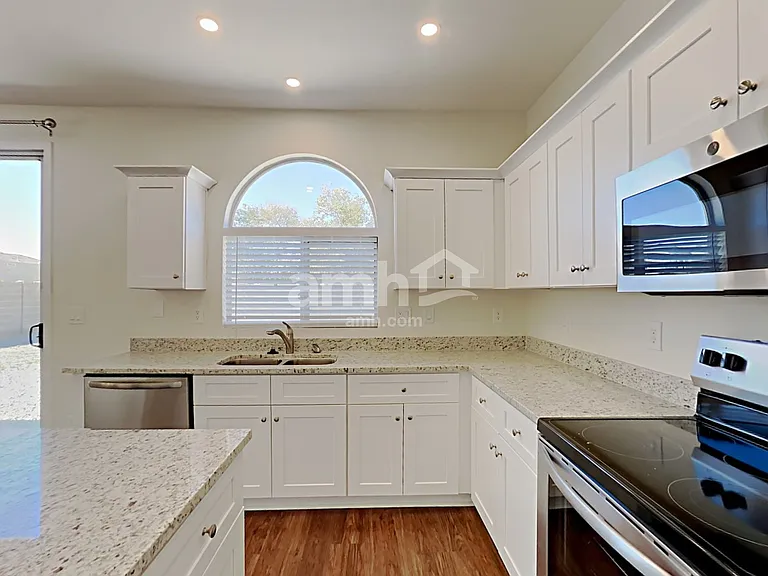 7008 S 38th Ln — Photo 3