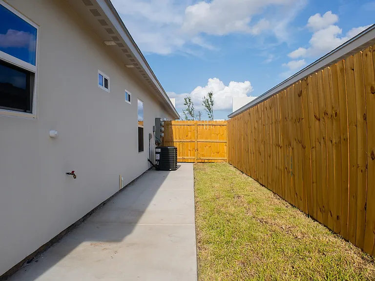 700 Dianne St — Photo 22