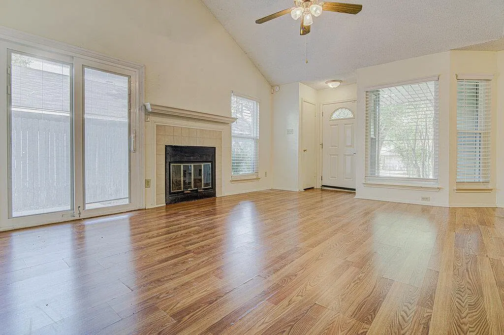 3 bed, 2.0 bath, 1086 sqft, $2,195 — Photo 4