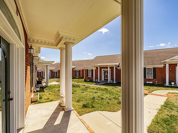 4th image of 113 Golf Club Ln APT 13