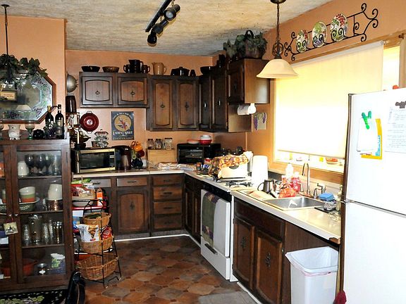 BRIGHT SUNNY KITCHEN