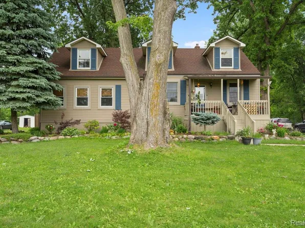 25757 Bell Rd, New Boston, MI 48164
