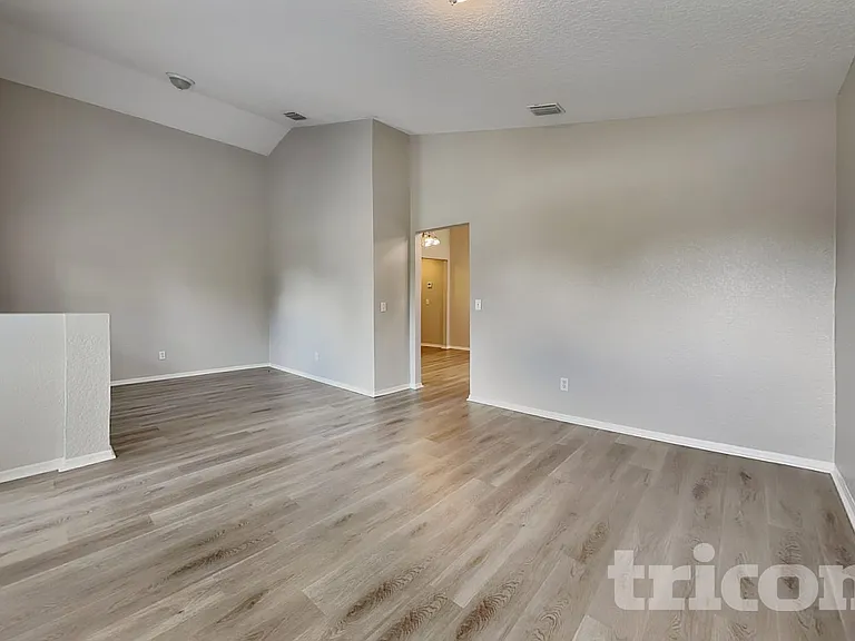 1124 Vinetree Dr — Photo 3
